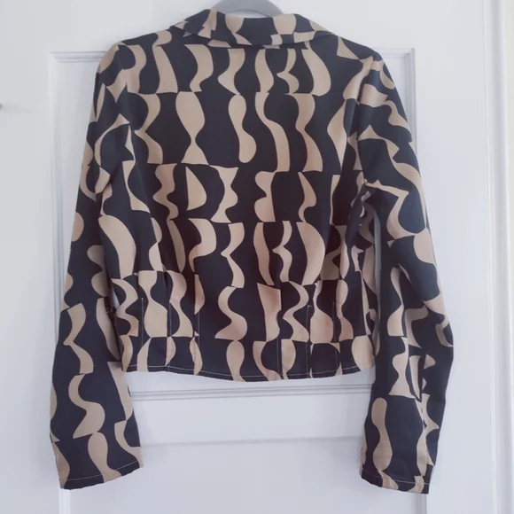 ✨ 3/$15 Milk & Honey Funky Geometric Print Blouse - Picture 2 of 4